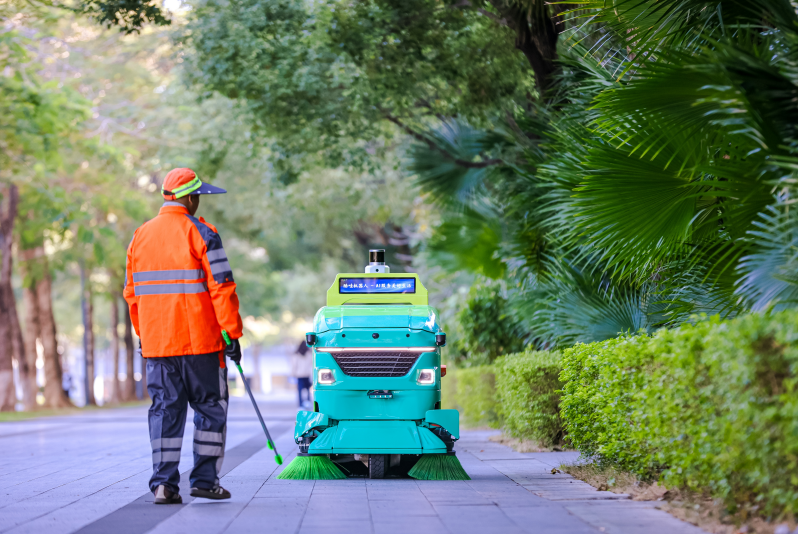 酷哇机器人Physical AI重塑城市服务