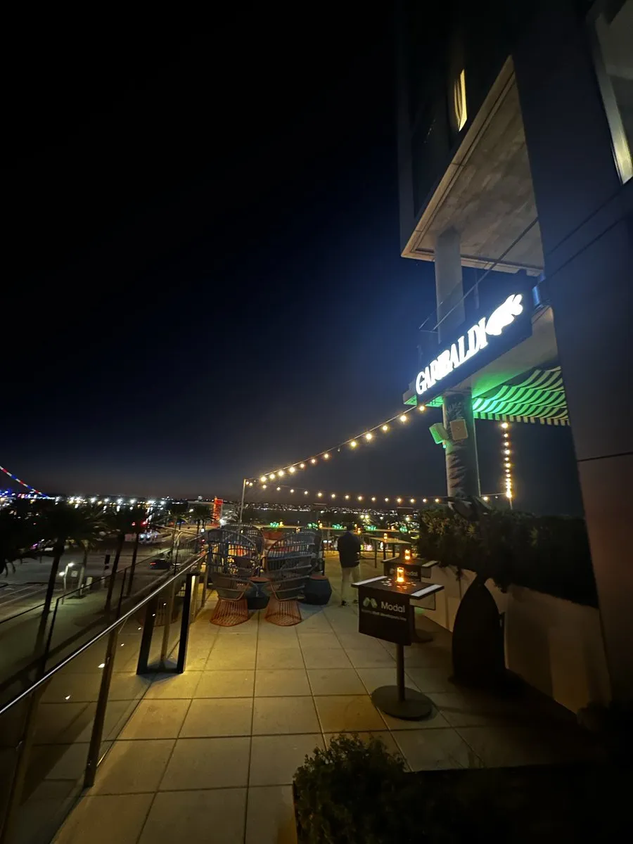 AI技术发展、伦理挑战与创意领域应用争议