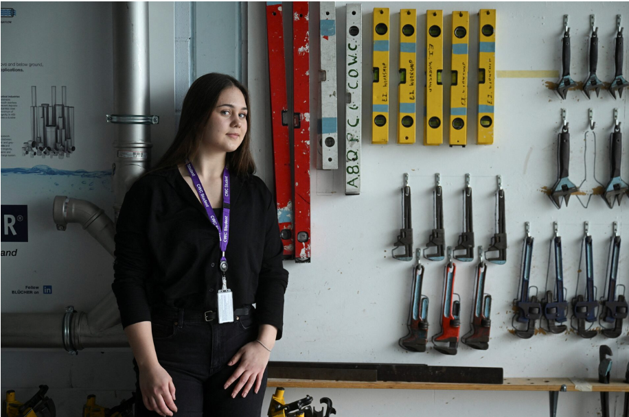 AI对就业市场的影响与蓝领转型