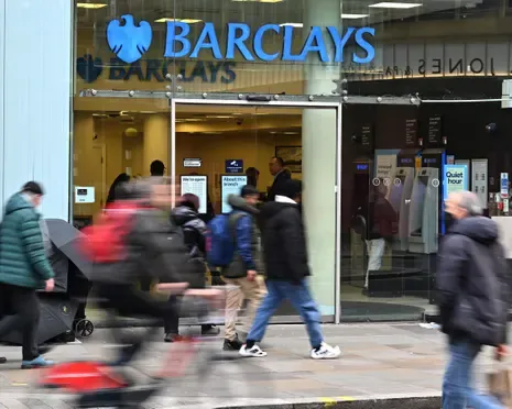 Barclays يعلن تقليص الوظائف المرتبطة بـ AI